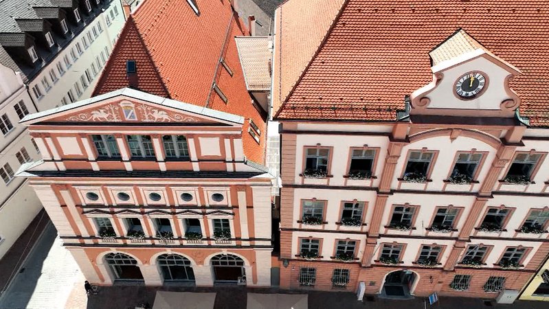 Eine Drohnenaufnahme zeigt den historischen Teil des Dillinger Rathauses (links) und den Verwaltungsbau (rechts).