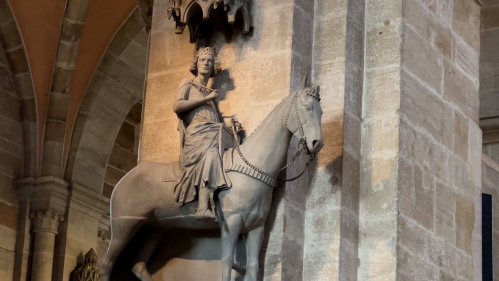 Der Bamberger Reiter, eine Skulptur im Dom, zeigt einen Reiter auf einem Pferd. 