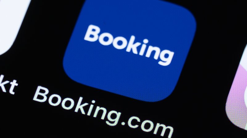 Das Logo der App Booking.com ist auf dem Display eines iPhones zu sehen. | Bild: picture alliance/dpa | Silas Stein Das Logo der App Booking.com ist auf dem Display eines iPhones zu sehen.