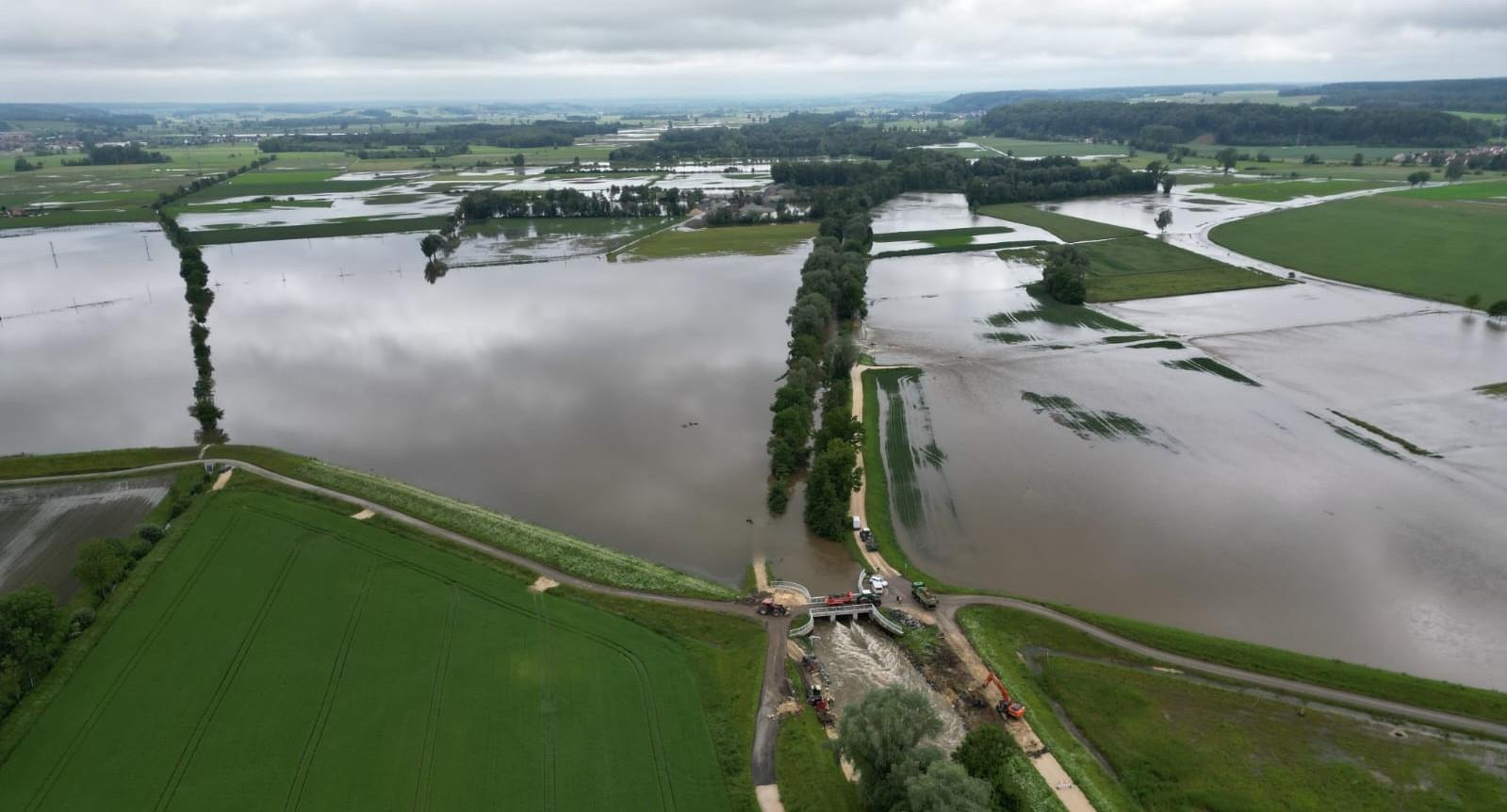 Luftbild von der über die Ufer getretenen Mindel bei Thannhausen im Juni 2024.