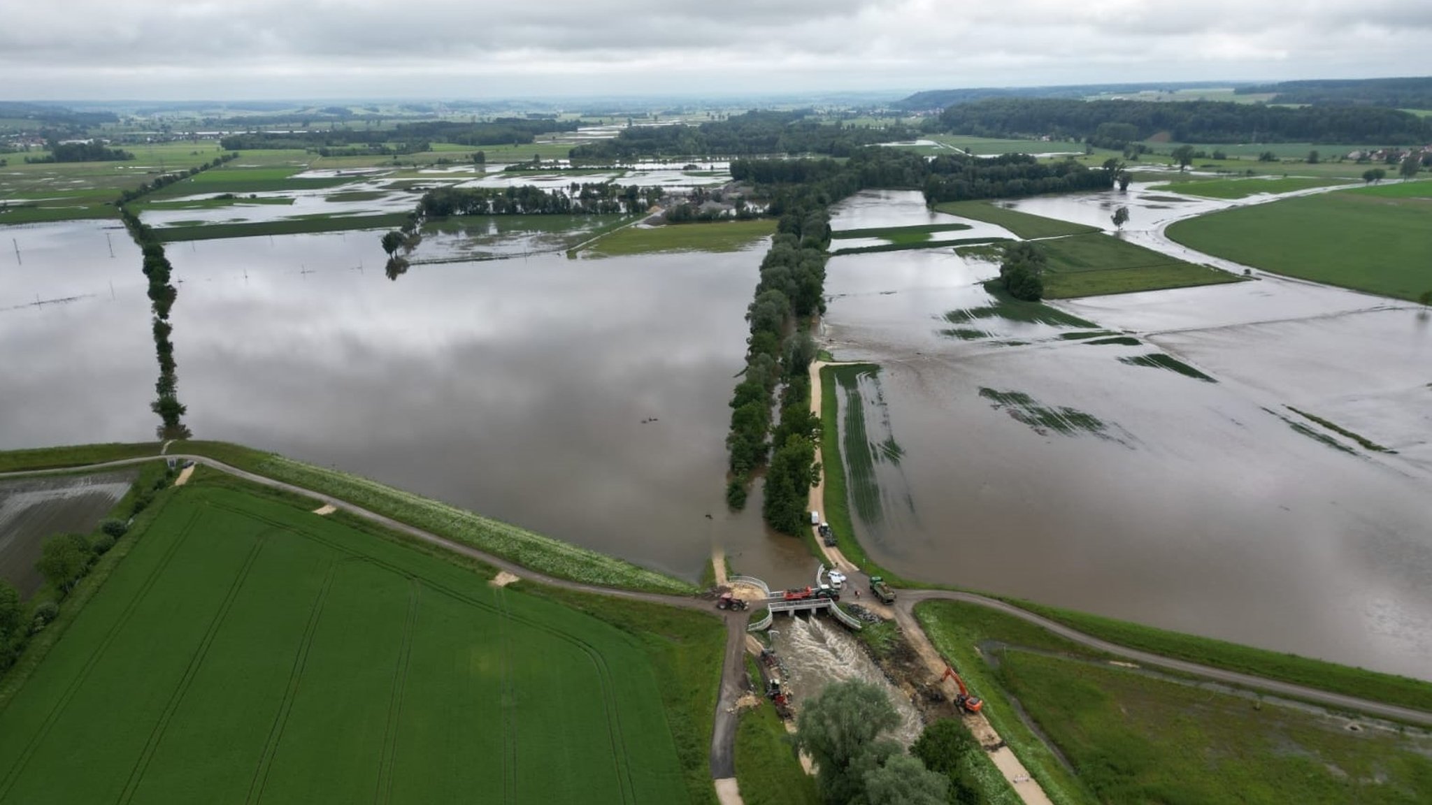 Luftbild von der über die Ufer getretenen Mindel bei Thannhausen im Juni 2024.