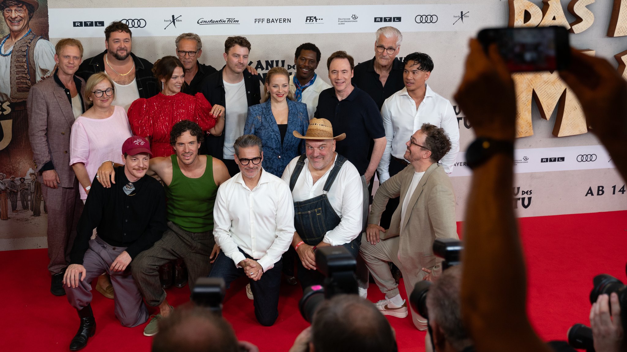 Der Cast von "Das Kanu des Manitu" bei der Weltpremiere des Films in München. | Bild: picture alliance/dpa | Leonie Asendorpf Der Cast von "Das Kanu des Manitu" bei der Weltpremiere des Films in München.