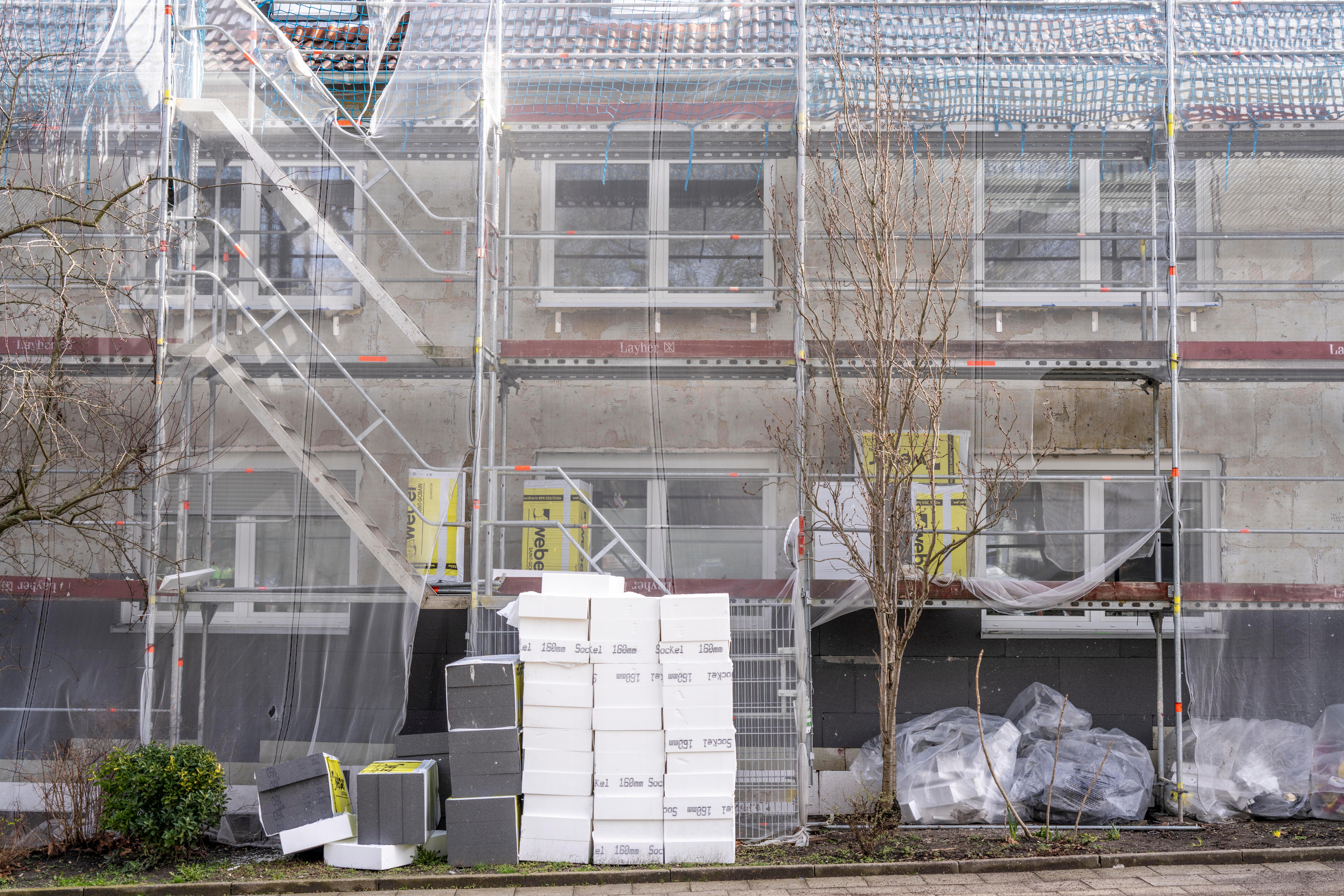 Mehrfamilienhaus bekommt eine Wärmedämmung.