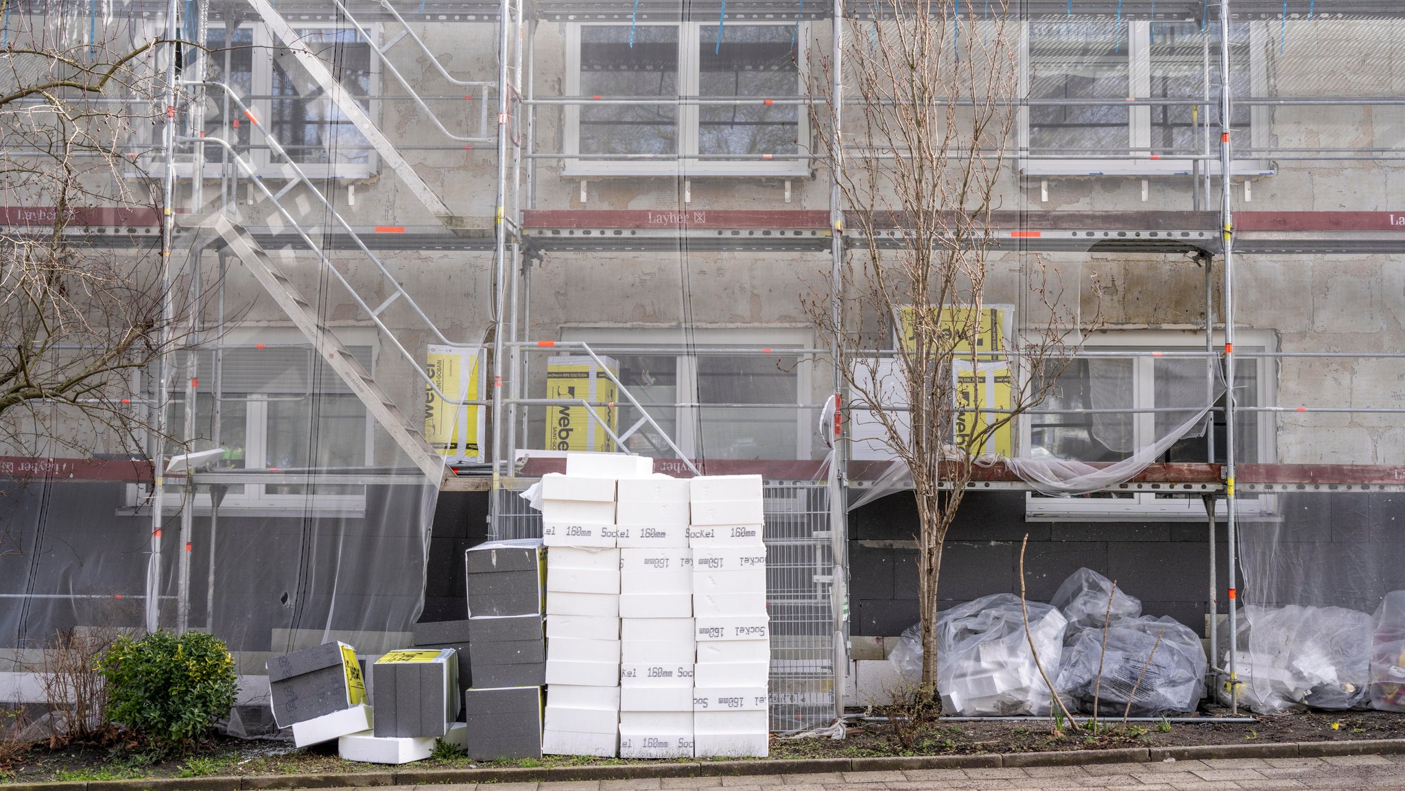 Mehrfamilienhaus bekommt eine Wärmedämmung.