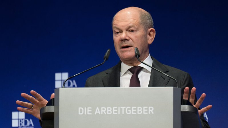 Bundeskanzler Olaf Scholz (SPD) spricht während des Deutschen Arbeitgebertages 2024 der Bundesvereinigung der Deutschen Arbeitgeberverbände (BDA) | Bild: dpa-Bildfunk/Sebastian Gollnow Bundeskanzler Olaf Scholz (SPD) spricht während des Deutschen Arbeitgebertages 2024 der Bundesvereinigung der Deutschen Arbeitgeberverbände (BDA)