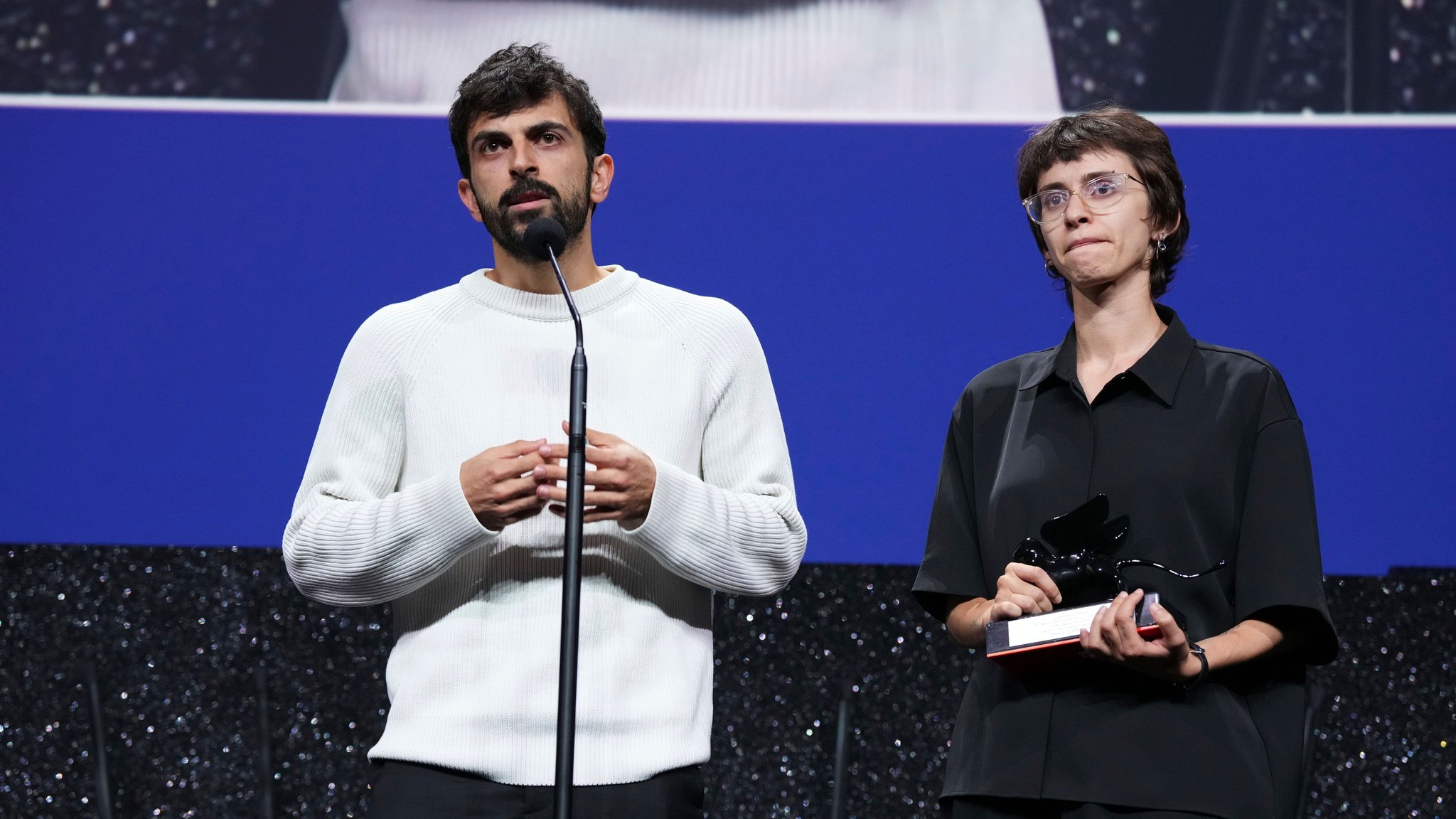 12.09.2026, Italien, Venedig: Yuval Abraham (l) und Rachel Szor nehmen im Rahmen der Abschlusszeremonie der 83. Ausgabe der Filmfestspiele von Venedig den Sonderpreis der Jury für den Film „Naza“ entgegen. | Bild: dpa-Bildfunk/Scott A Garfitt 12.09.2026, Italien, Venedig: Yuval Abraham (l) und Rachel Szor nehmen im Rahmen der Abschlusszeremonie der 83. Ausgabe der Filmfestspiele von Venedig den Sonderpreis der Jury für den Film „Naza“ entgegen.