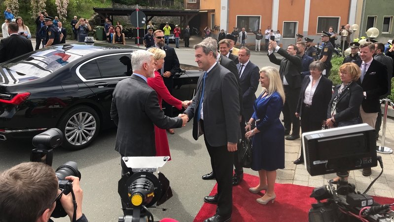 Der tschechische Staatspräsident Petr Pavel und Bayerns Ministerpräsident Markus begrüßen sich per Handschlag.