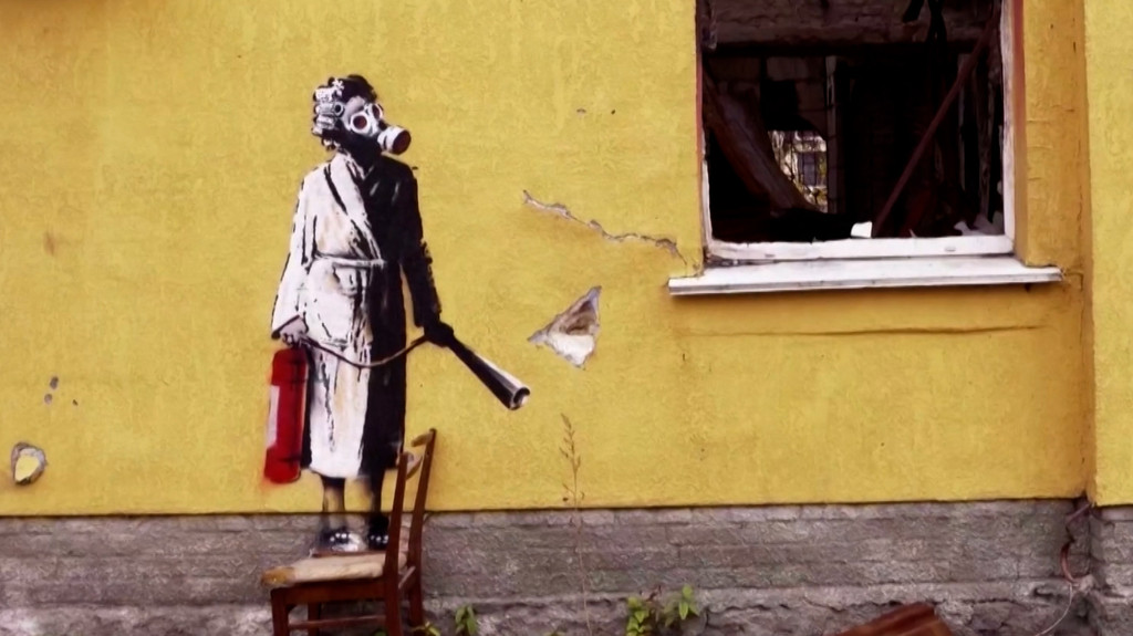 Ein Werk des Streetart-Künstlers Banksy an einer Hauswand im Kiewer Vorort Hostomel