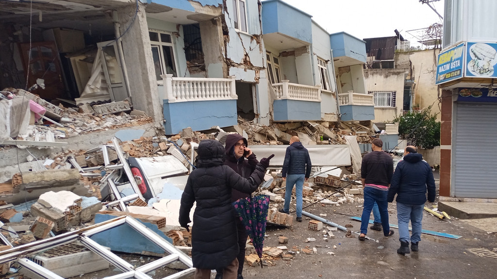 In der Türkei und Syrien hat es am Montag starke Erbeben gegeben. Es gibt viele Tote und Verletzte. | Bild: pa/abaca/Depo Photos In der Türkei und Syrien hat es am Montag starke Erbeben gegeben. Es gibt viele Tote und Verletzte.