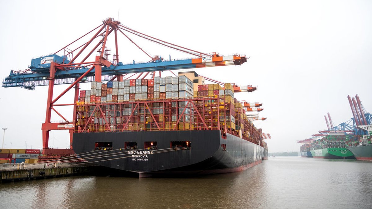 ARCHIV - 15.10.2022, Hamburg: Containerschiffe liegen im Hafen auf der Elbe an den Terminals Eurogate (l.) und Burchardkai. Die deutsche Wirtschaft wird nach einer Prognose des Ifo-Institutes im kommenden Jahr wohl nur um 0,1 Prozent schrumpfen. (zu dpa «Ifo: Rezession in Deutschland fällt wohl milder aus») Foto: Daniel Bockwoldt/dpa +++ dpa-Bildfunk +++