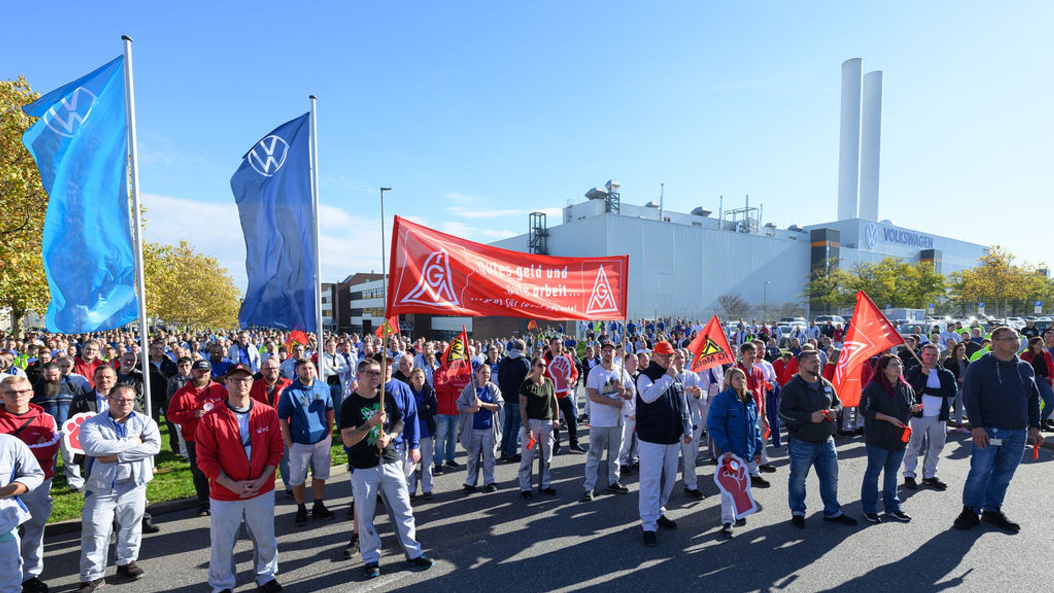 28.10.2024, Sachsen, Zwickau: Beschäftigte von Volkswagen sind am Werkstor in Zwickau zu einer Infoveranstaltung des Betriebsrates zusammengekommen. Die Volkswagen Mitarbeiter sagen dem Management in Wolfsburg den Kampf an. Nach Betriebsratsangaben wurden am Montag die Beschäftigten an allen deutschen VW-Standorten über die aktuellen Pläne des Unternehmens informiert, so auch in Zwickau, Chemnitz und Dresden. Das Unternehmen muss massiv sparen und Überkapazitäten abbauen. Im Gespräch sind Stellenabbau und Werksschließungen. Foto: Hendrik Schmidt/dpa +++ dpa-Bildfunk +++