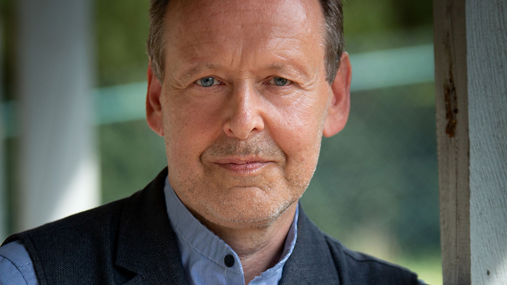Christian Schnell, Künstlerischer Leiter des Landestheaters Oberpfalz schaut freundlich in die Kamera