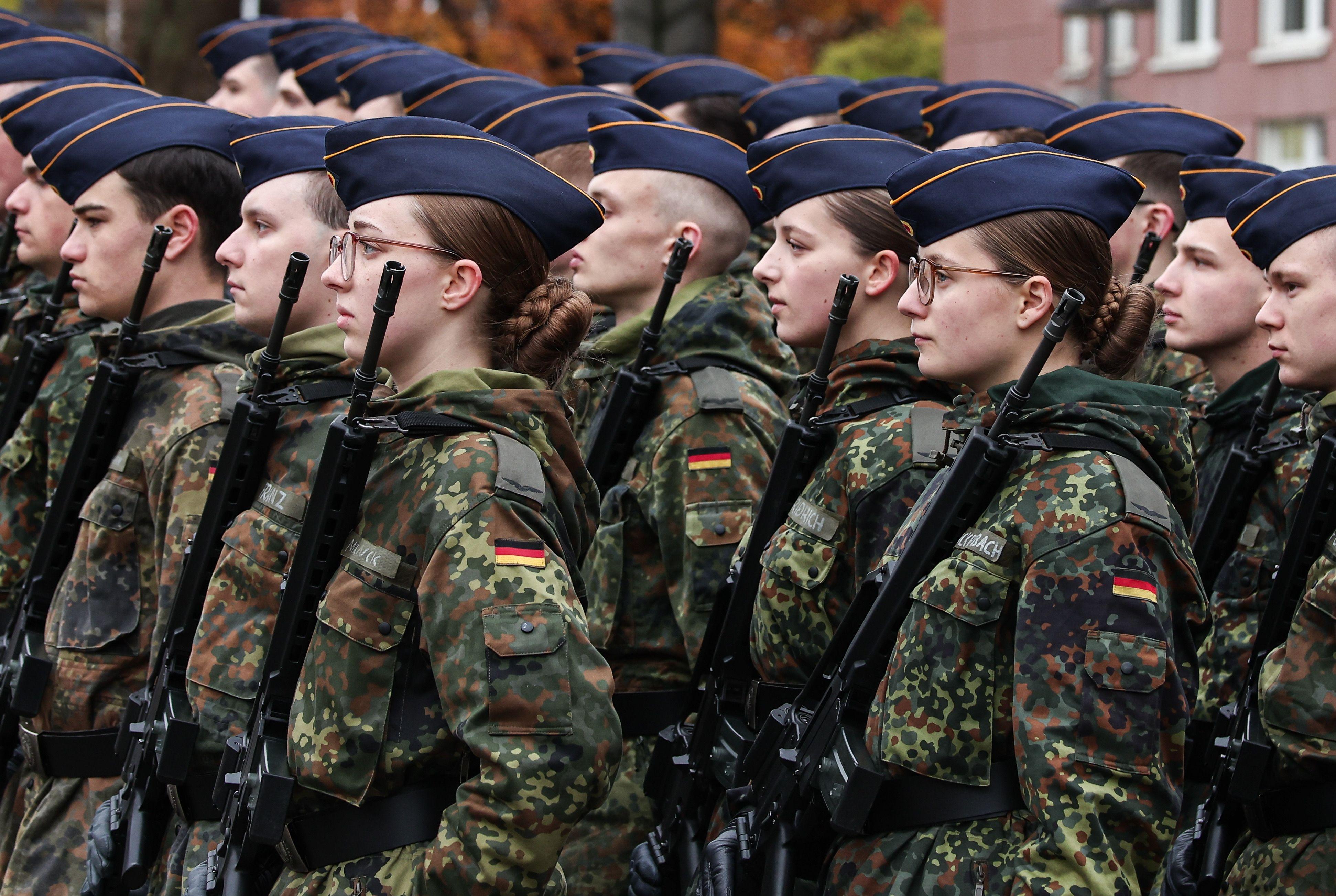 Soldaten in mehreren Reihen blicken nach vorne