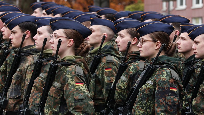 Soldaten in mehreren Reihen blicken nach vorne | Bild: dpa-Bildfunk/Hannes P. Albert Soldaten in mehreren Reihen blicken nach vorne