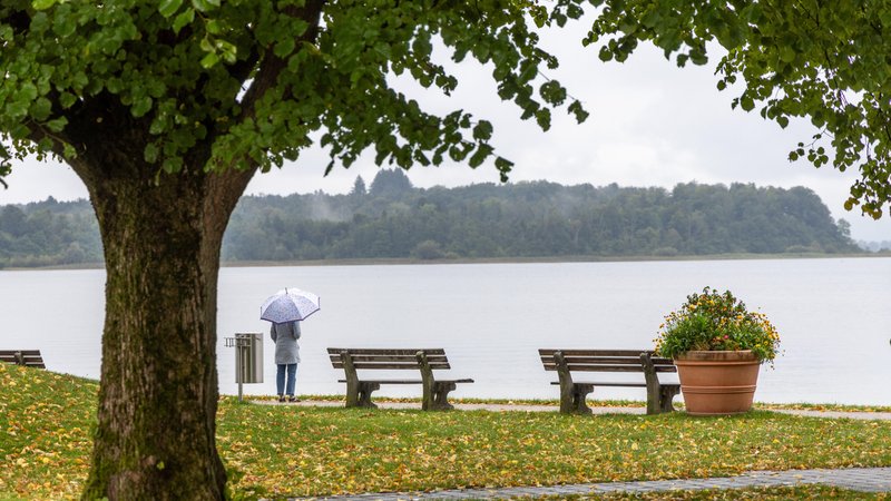 Bei Regen zeigt sich die Landschaft Chiemsee trüb und grau. | Bild: picture alliance / Jan Eifert | Jan Eifert Bei Regen zeigt sich die Landschaft Chiemsee trüb und grau.