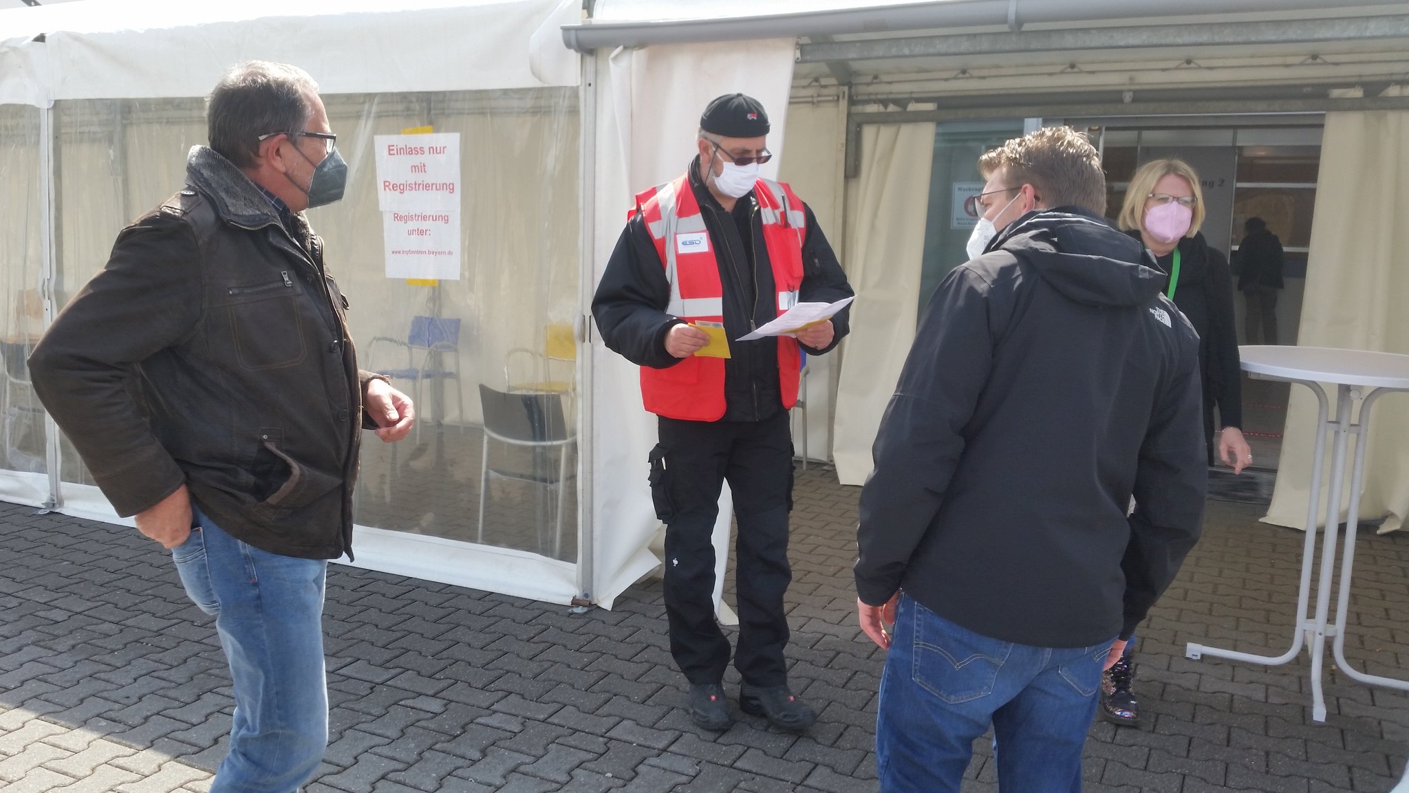 Menschen warten vor Impfzentrum in Mühldorf am Inn