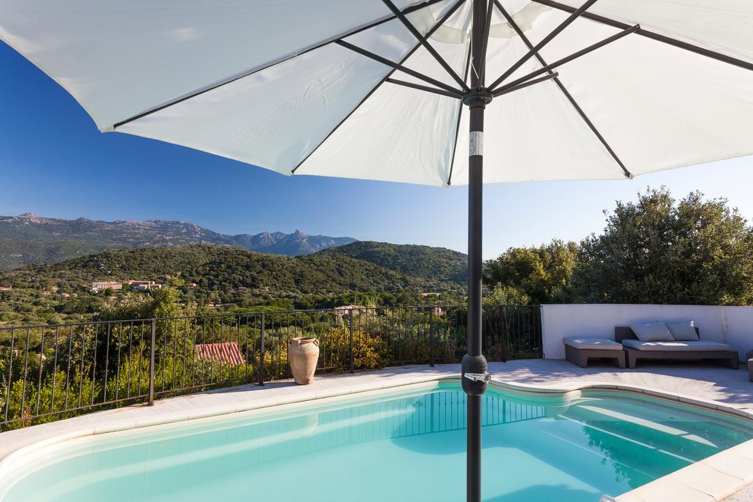 Mittelmeerlandschaft mit Pool und Sonnenschirm