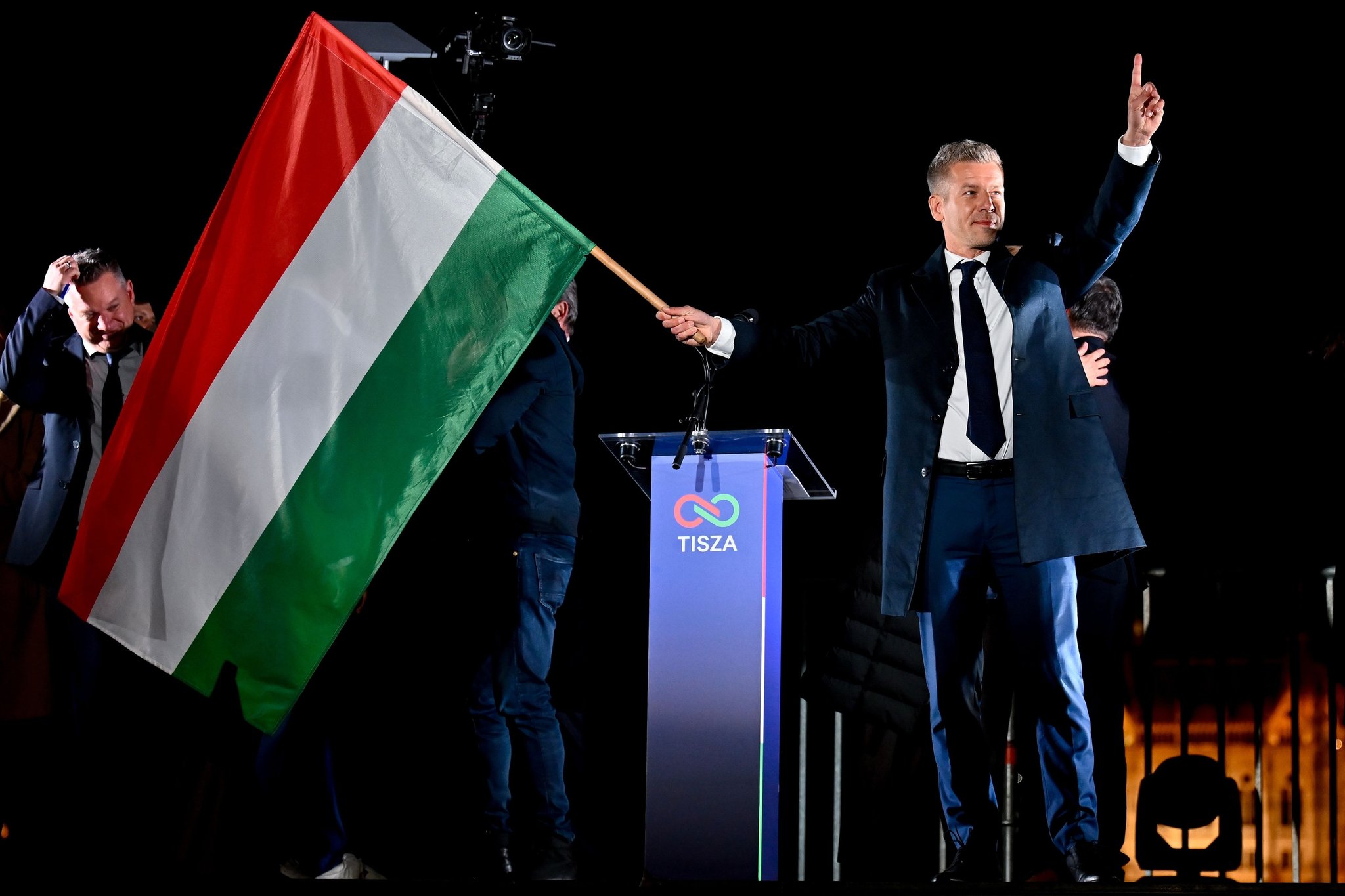12.04.2026, Ungarn, Budapest: Peter Magyar, Vorsitzender der Oppositionspartei Tisza, schwenkt die ungarische Flagge nach der Bekanntgabe der Teilergebnisse der Parlamentswahl. Foto: Denes Erdos/AP/dpa +++ dpa-Bildfunk +++