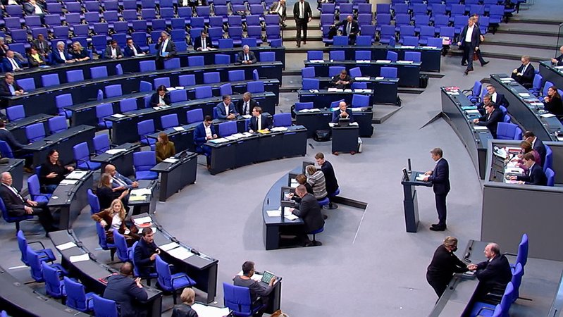 Die Ampel-Koalition will die Bürger bei den steigenden Preisen entlasten. Heute beriet der Bundestag über die geplanten Maßnahmen.