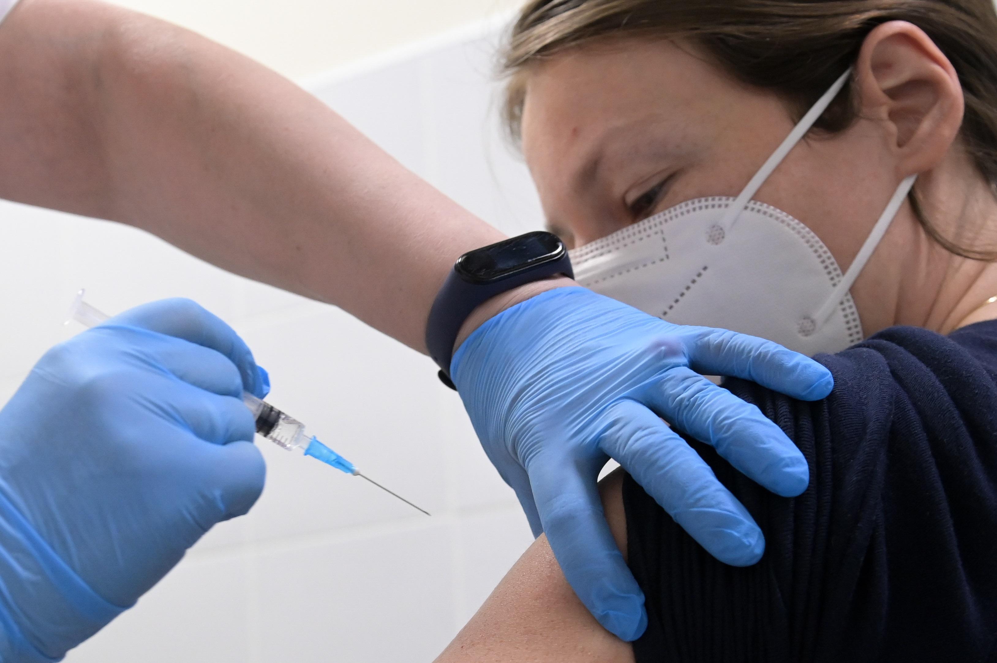 Frau bei einer Corona-Impfung (Symbolbild)