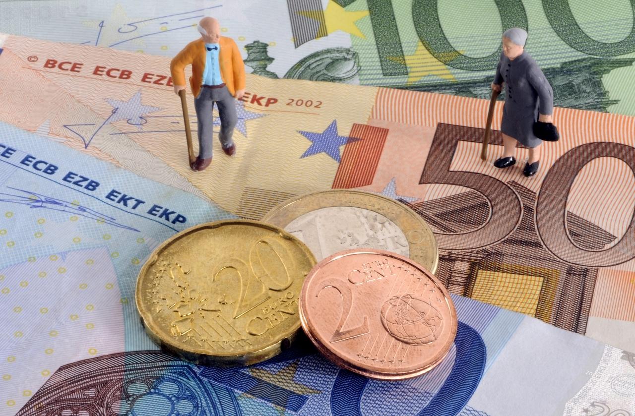 Symbolbild fuer Altersvorsorge und Rente, kleine Figuren auf Eurosgeldscheinen 