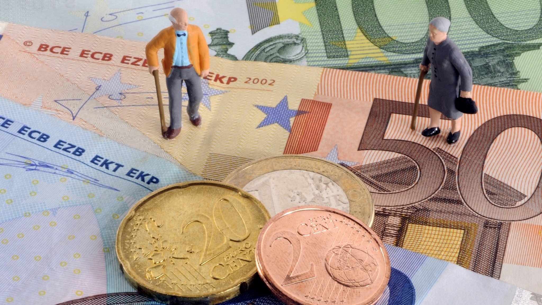 Symbolbild fuer Altersvorsorge und Rente, kleine Figuren auf Eurosgeldscheinen 