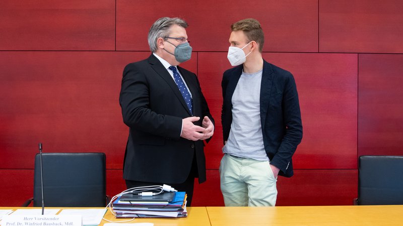 09.12.21: Der Grünen-Abgeordnete Florian Siekmann (r.) im Gespräch mit dem Vorsitzenden des Masken-Ausschusses, Winfried Bausback (CSU, l.).