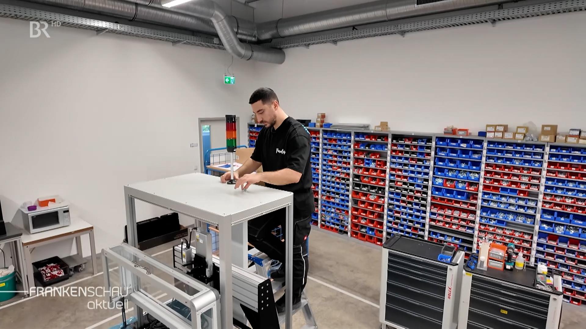 Muhannad bei seiner Arbeit welcher er in Deutschland gefunden hat.