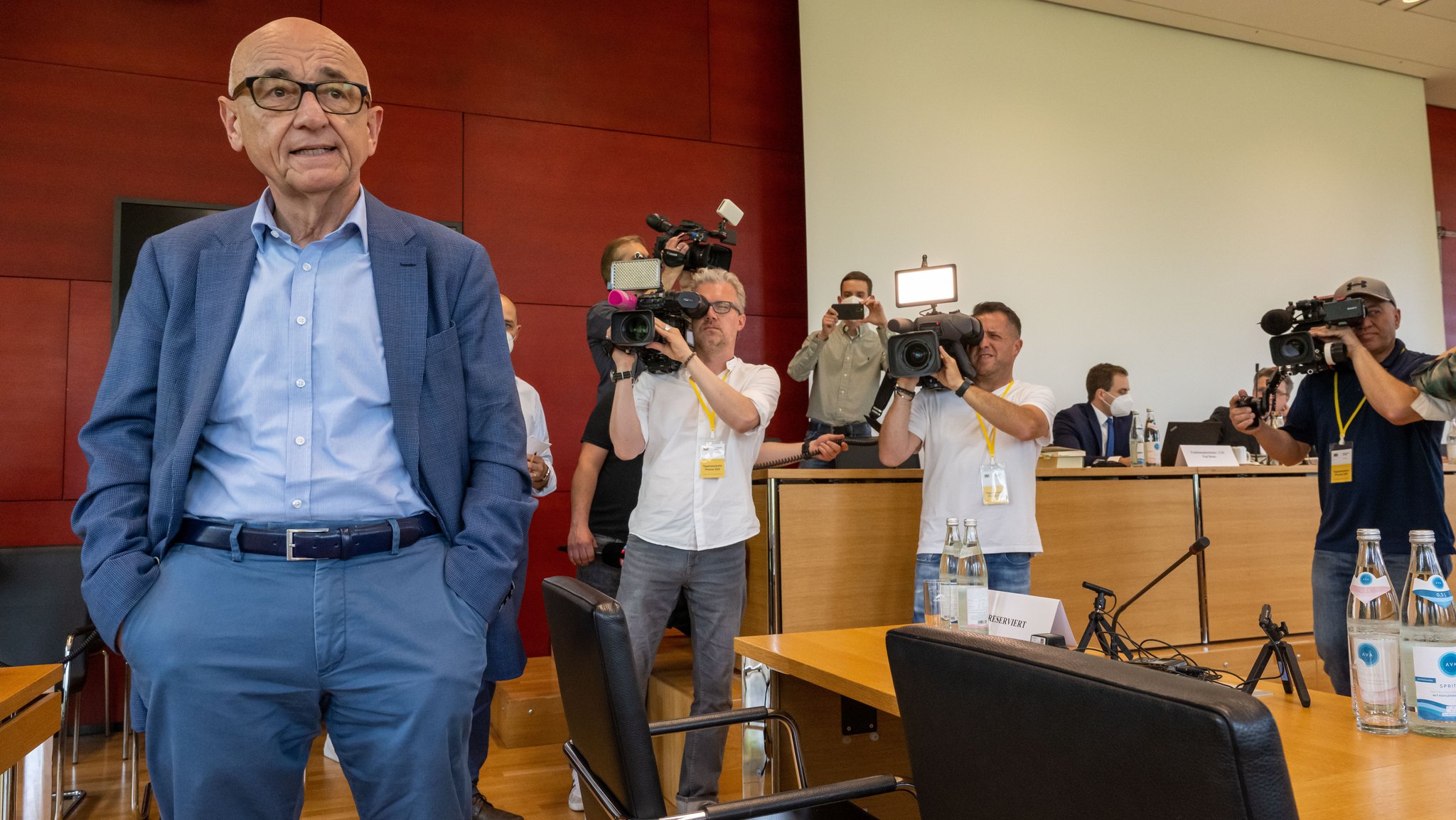 12.05.22: Der CSU-Politiker und Rechtsanwalt Alfred Sauter steht vor Beginn der Sitzung des Maskenausschusses im Landtag an seinem Platz.