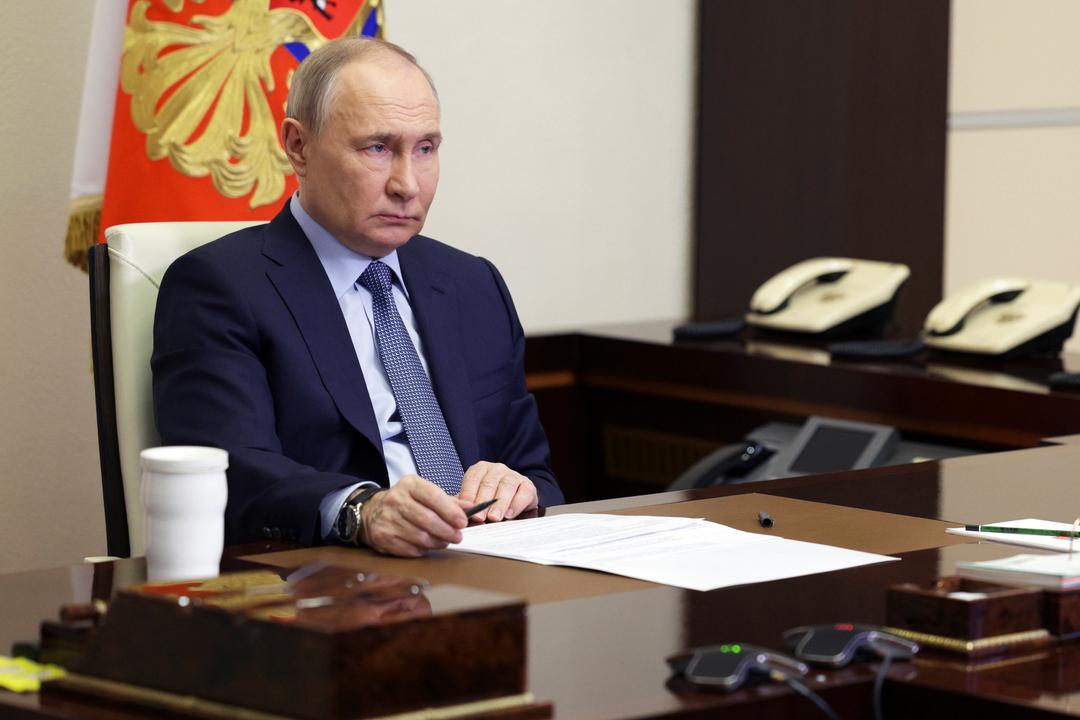 Der russische Präsident Wladimir Putin sitzt an einem Schreibtisch. Er hat angeordnet, dass russische Truppen mit nicht strategische Atomwaffen üben sollen. 