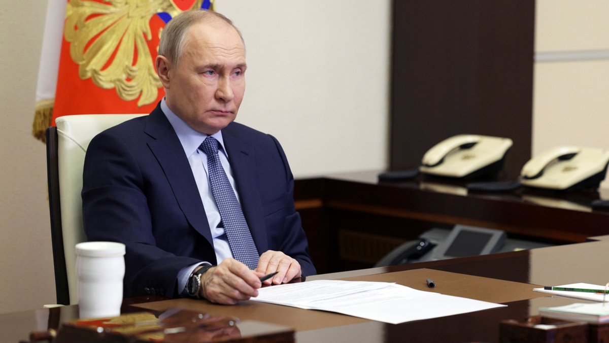 Der russische Präsident Wladimir Putin sitzt an einem Schreibtisch. Er hat angeordnet, dass russische Truppen mit nicht strategische Atomwaffen üben sollen. 