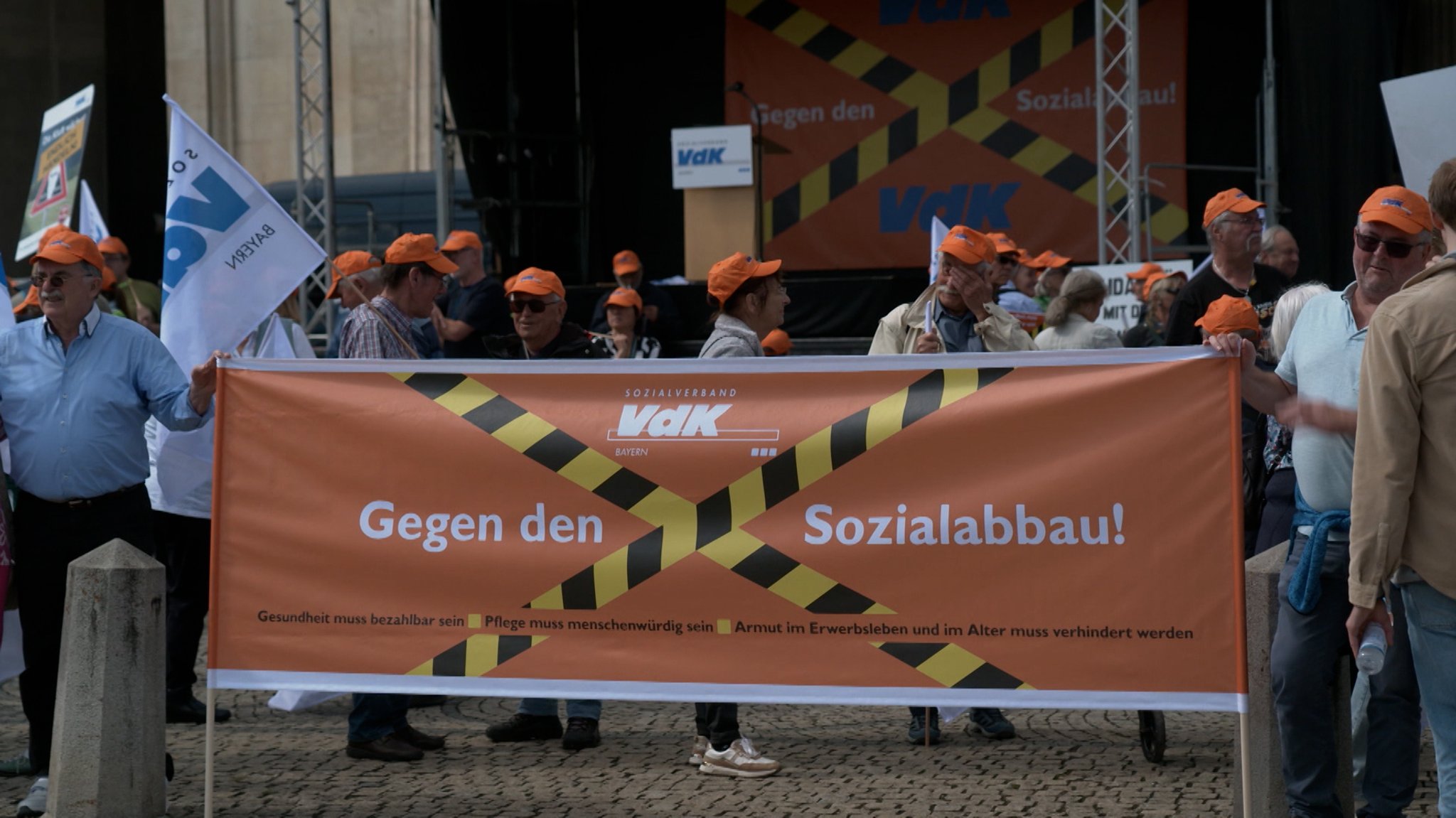 VdK-Demo gegen Sozialabbau | Bild: Bayerischer Rundfunk 2026 VdK-Demo gegen Sozialabbau