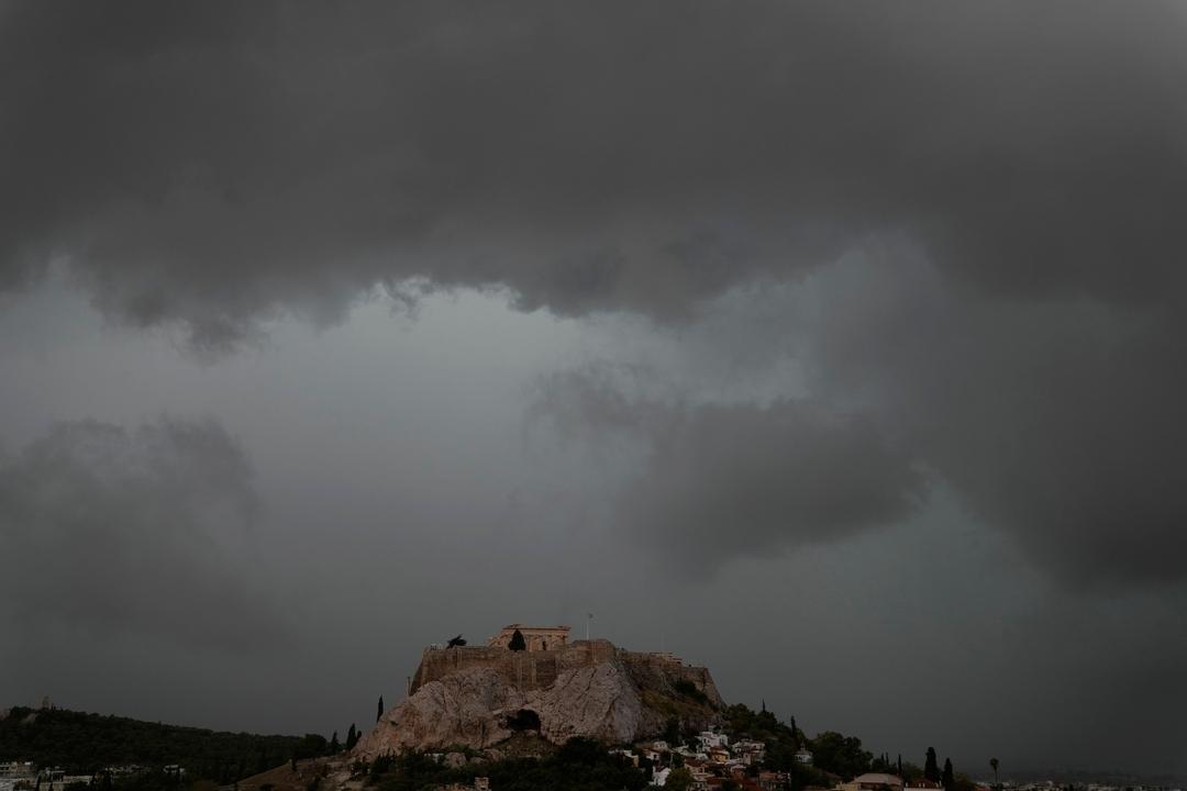 Archivbild: Graue Wolken bedecken den Himmel über dem Akropolis-Hügel während eines Regenschauers.