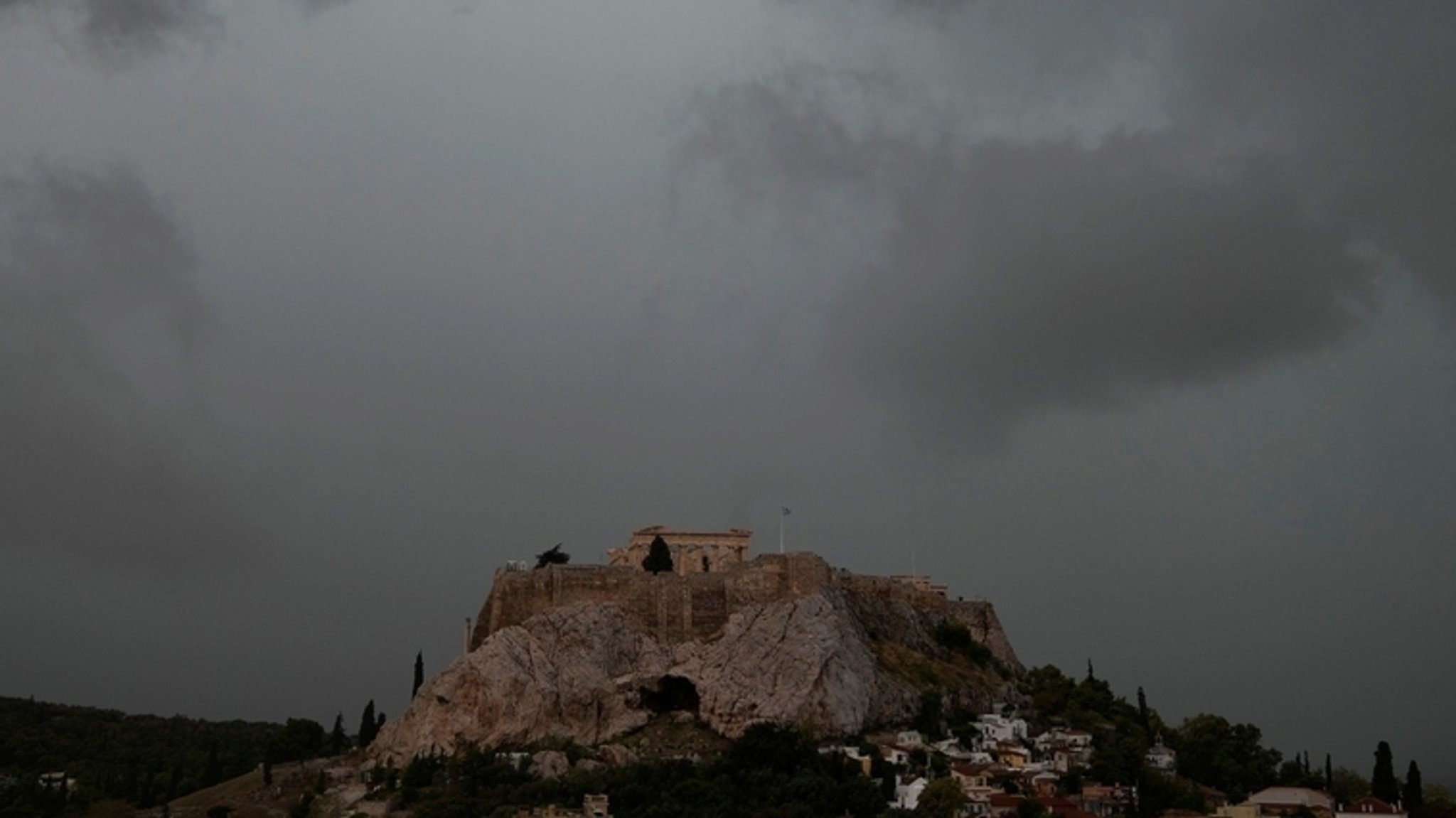 Archivbild: Graue Wolken bedecken den Himmel über dem Akropolis-Hügel während eines Regenschauers.