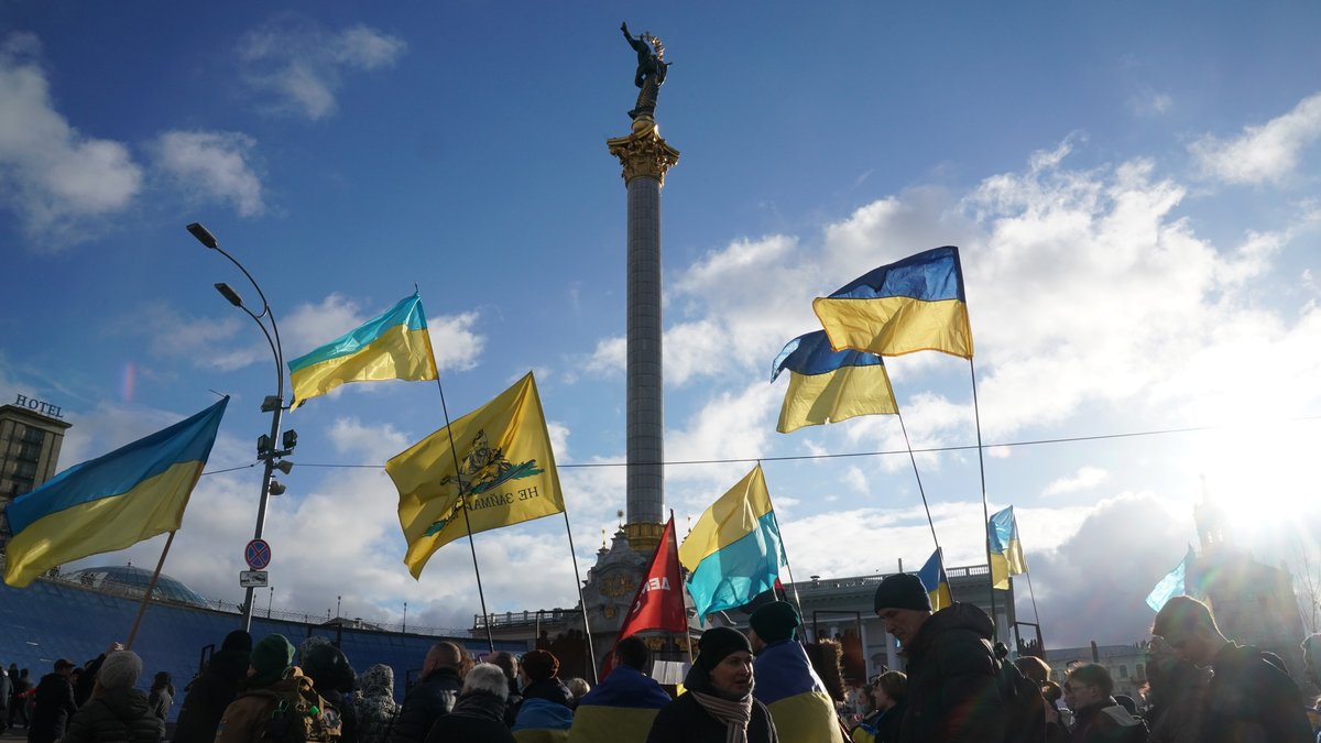 Ukrainer marschieren aus Solidarität gegen die russische Aggression durch die Straßen von Kiew über den Maidan-Platz.