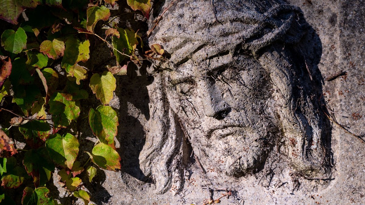 Jesus mit Dornenkrone in Stein gemeißelt