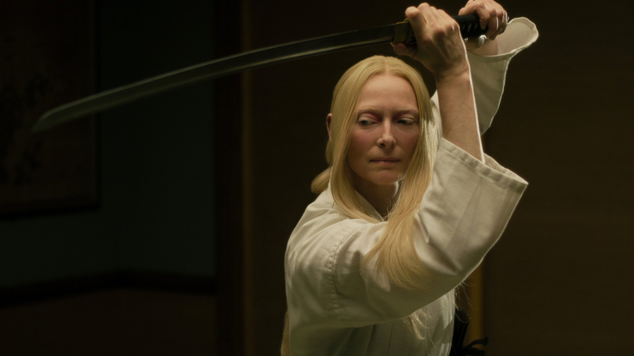 Tilda Swinton als schwertschwingende Schottin in "The Dead Don't Die" (Filmszene)