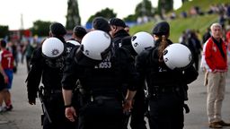 Polizisten im Rahmen der EM im Einsatz | Bild:picture alliance/dpa | Fabian Strauch