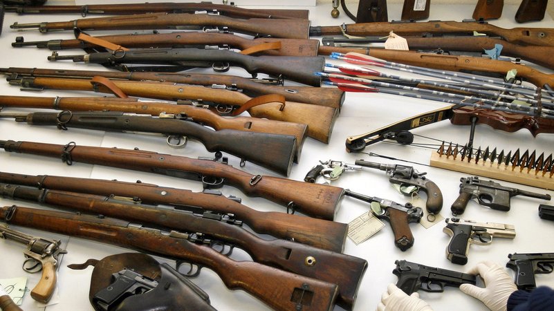 Symolbild: Die Polizei zeigt Waffenfunde aus Hausdurchsuchungen. | Bild: picture alliance / dpa | Andreas Gebert Symolbild: Die Polizei zeigt Waffenfunde aus Hausdurchsuchungen.