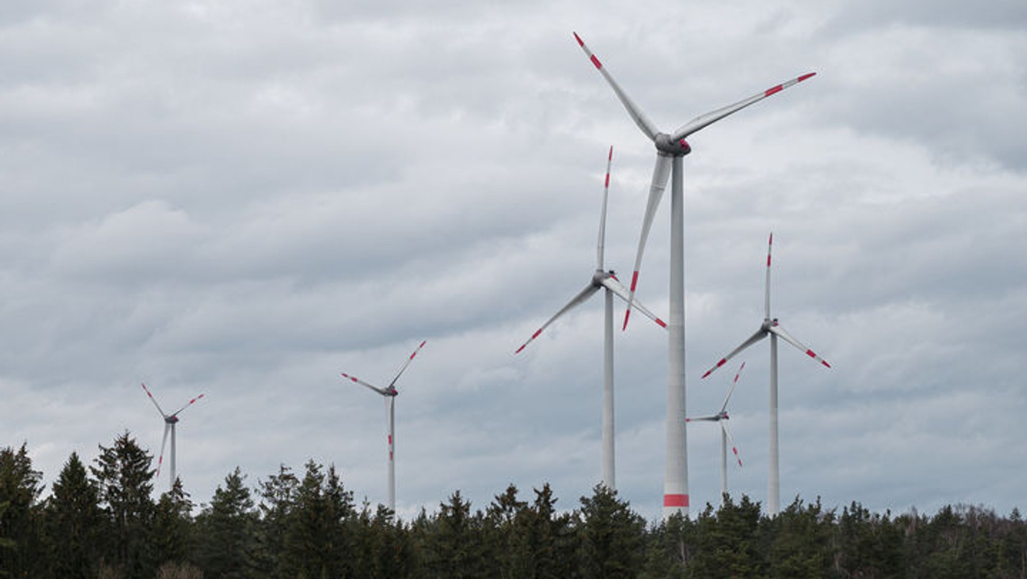 Blick auf mehrere Windkraftanlagen