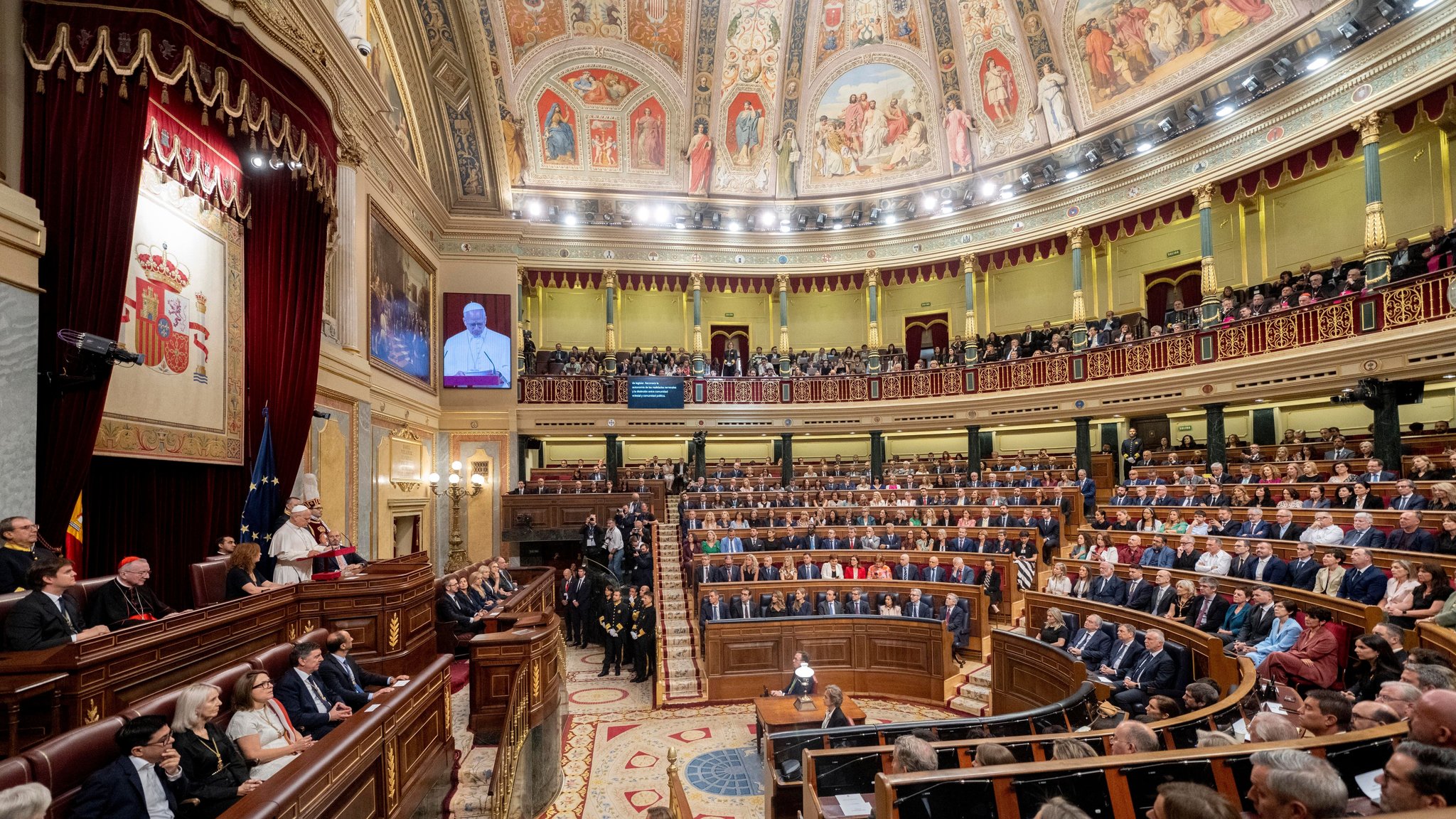08.06.2026, Spanien, Madrid: Papst Leo XIV. ist während seiner Rede im Abgeordnetenhaus auf einem Bildschirm zu sehen. Leo XIV. ist der erste Papst, der im Rahmen seines offiziellen Besuchs in Spanien eine Rede vor dem Parlament hält. Foto: Alberto Ortega/EUROPA PRESS/dpa +++ dpa-Bildfunk +++ | Bild: dpa-Bildfunk/Alberto Ortega 08.06.2026, Spanien, Madrid: Papst Leo XIV. ist während seiner Rede im Abgeordnetenhaus auf einem Bildschirm zu sehen. Leo XIV. ist der erste Papst, der im Rahmen seines offiziellen Besuchs in Spanien eine Rede vor dem Parlament hält. Foto: Alberto Ortega/EUROPA PRESS/dpa +++ dpa-Bildfunk +++