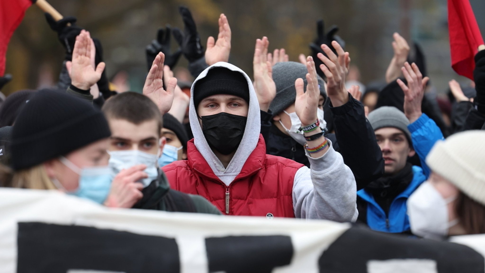 Gelten Corona-Masken bei Demos jetzt als Vermummung?