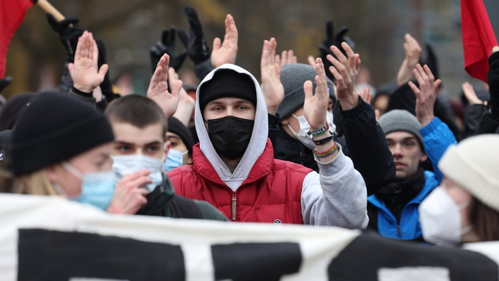 Ein Demonstrant mit Mund-Nase-Schutz und Kapuze (Symbolbild)