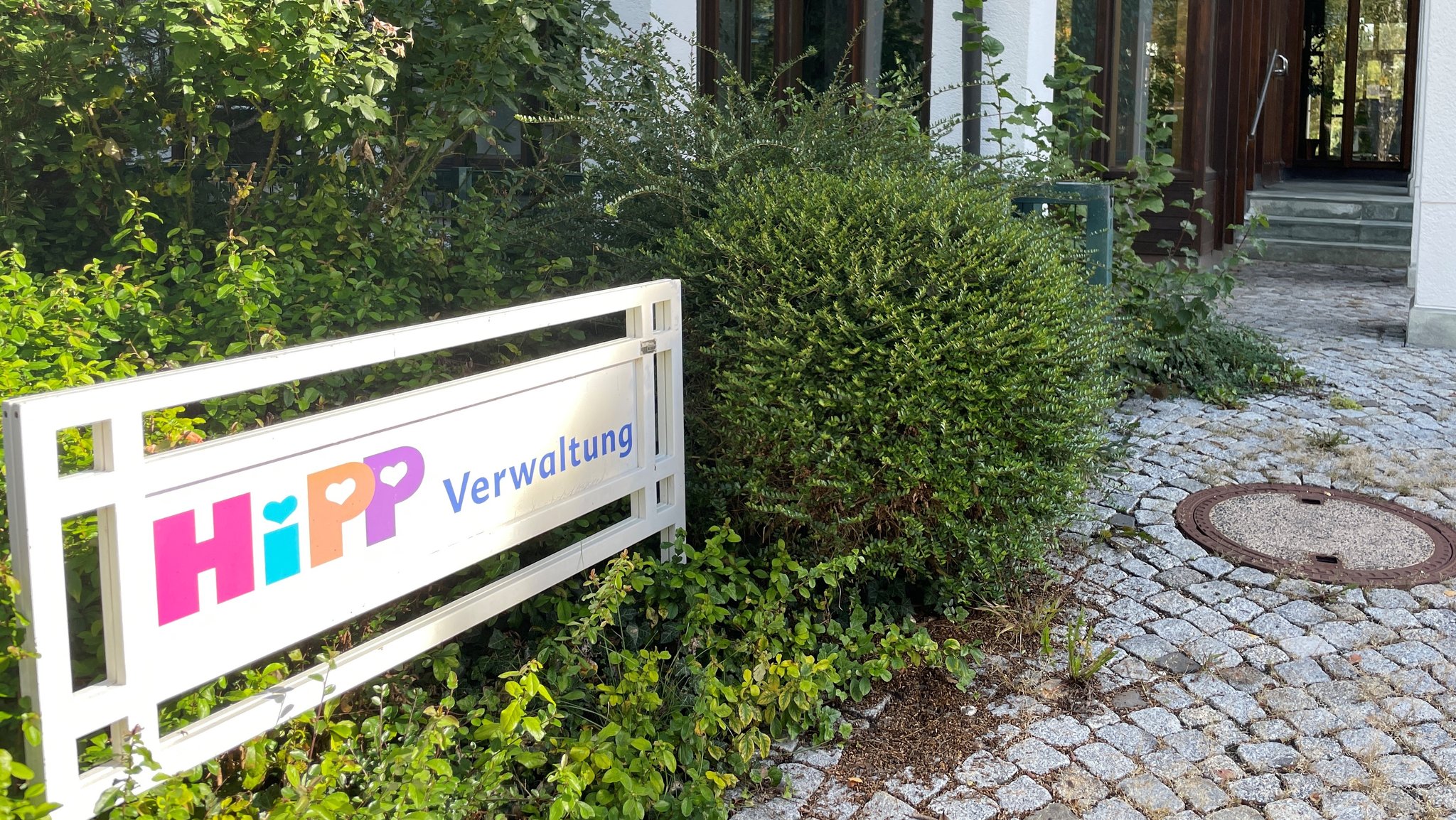 Schild auf dem Firmengelände von Hipp mit der Aufschrift "Hipp Verwaltung". Auf den Hersteller von Babynahrung wurde zuvor ein Hacker-Angriff verübt.