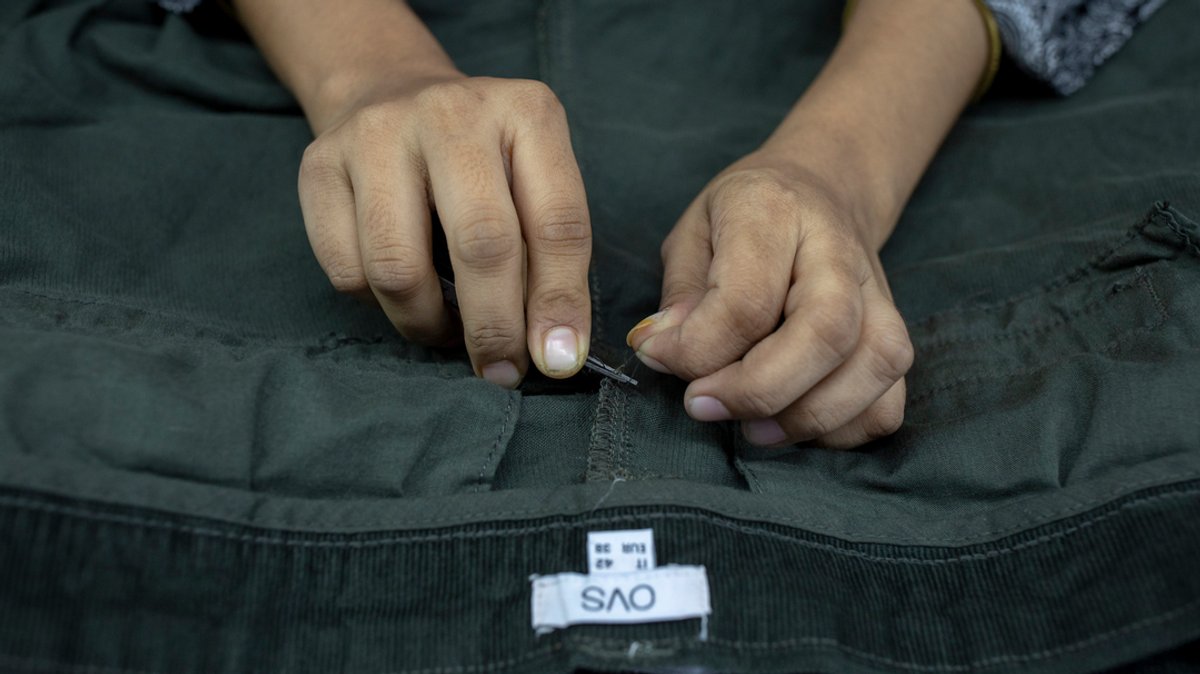Bangladesch, Dhaka: Eine Frau arbeitet in einer Textilfabrik.