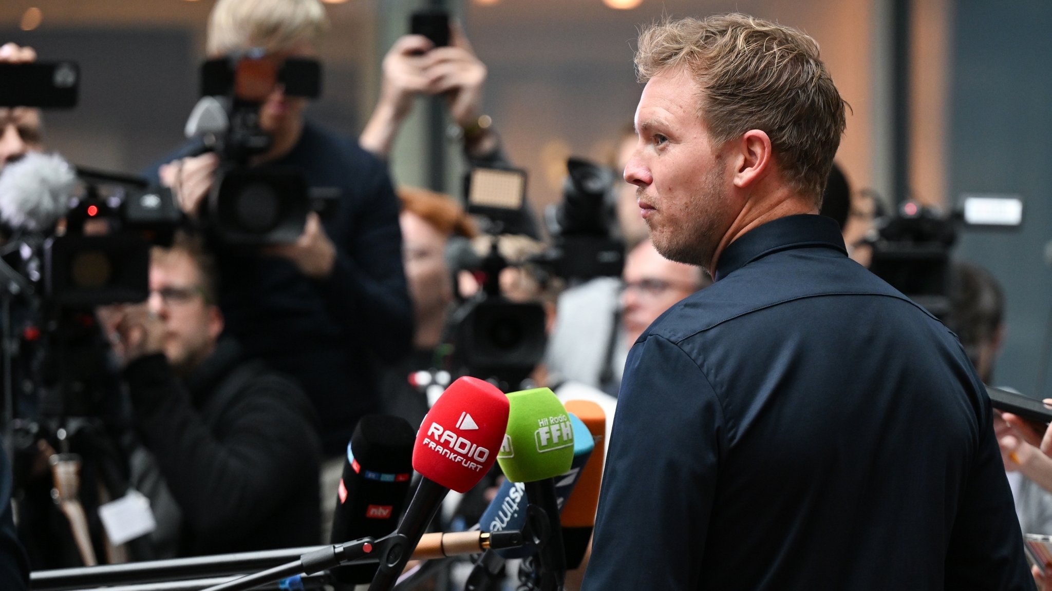 Julian Nagelsmann im Pressegespräch am Flughafen