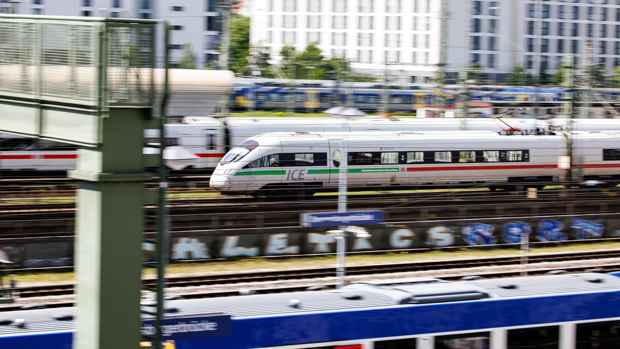 Laut eines Berichts des "Spiegel" will die Deutsche Bahn viele Fernzugverbindungen streichen. Die Deutsche Bahn dementiert das. 