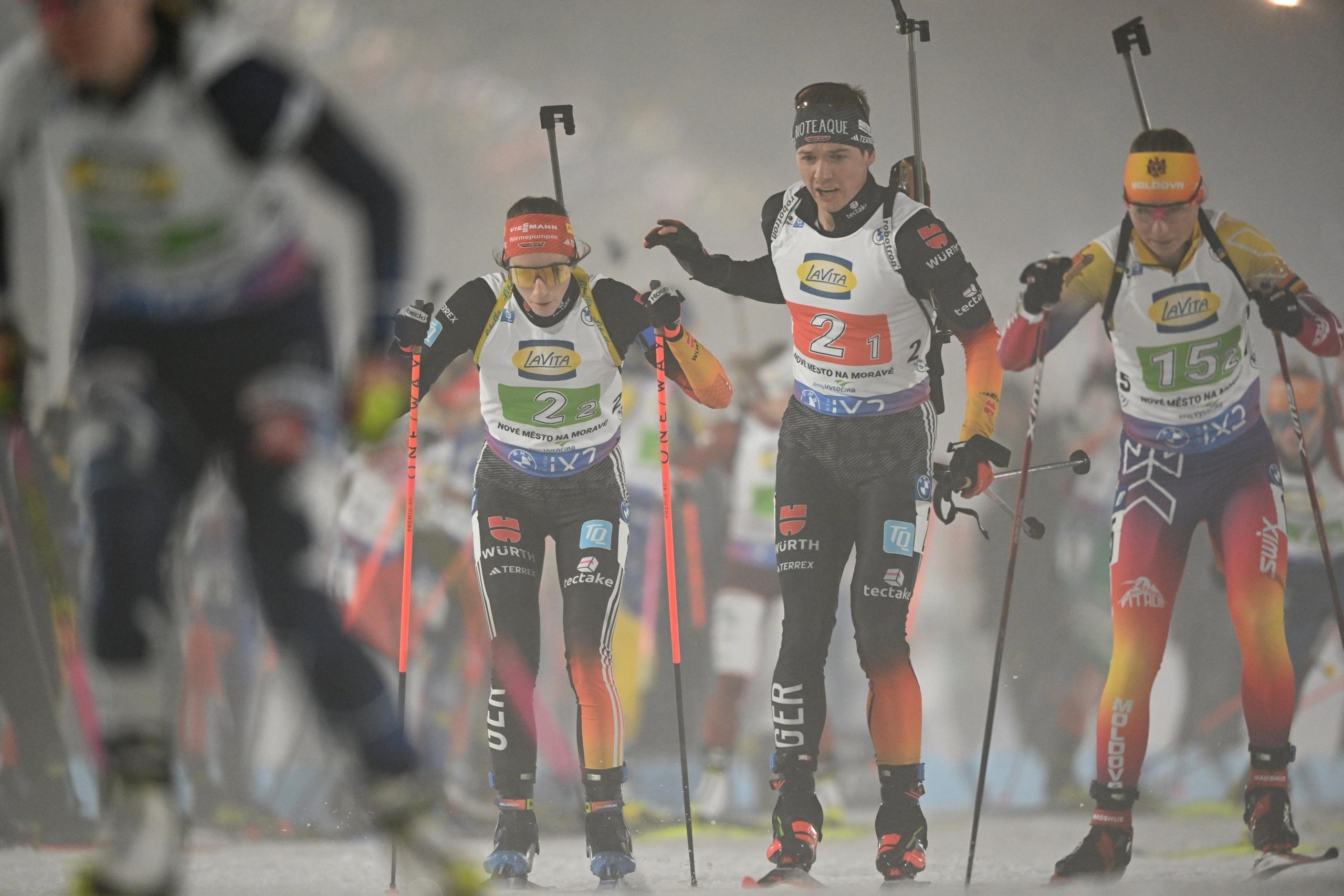 15.02.2024, Tschechien, Nove Mesto Na Morave: Biathlon, Weltmeisterschaft, Einzel-Staffel, Mixed: Vanessa Voigt aus Deutschland und Justus Strelow (2.v.r) aus Deutschland beim Wechsel. 