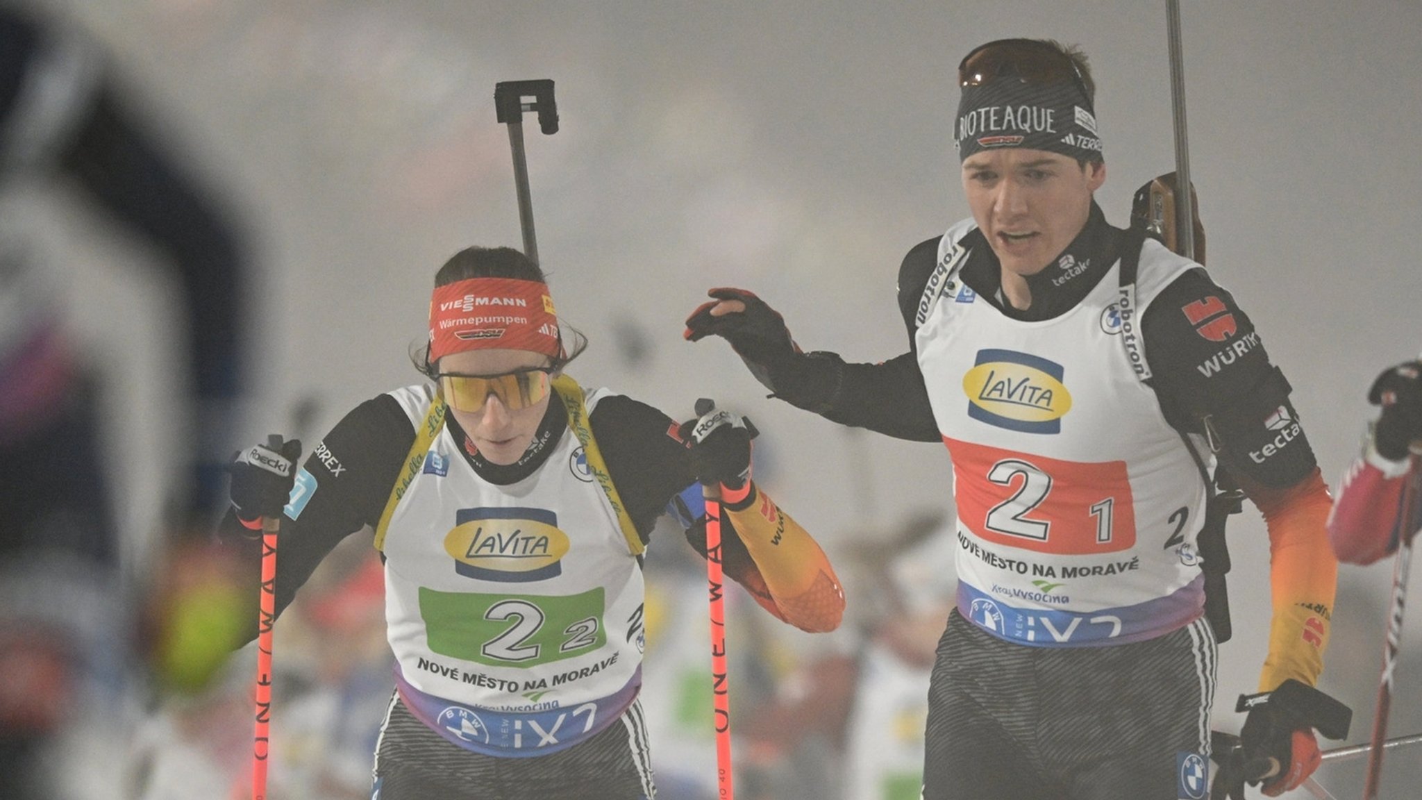 15.02.2024, Tschechien, Nove Mesto Na Morave: Biathlon, Weltmeisterschaft, Einzel-Staffel, Mixed: Vanessa Voigt aus Deutschland und Justus Strelow (2.v.r) aus Deutschland beim Wechsel. 