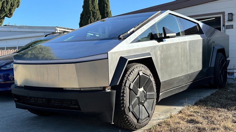 Santa Clara, USA: Ein Fahrzeug von Teslas Elektro-Pickup "Cybertruck" Baureihe parkt vor einer Garage im Silicon Valley.